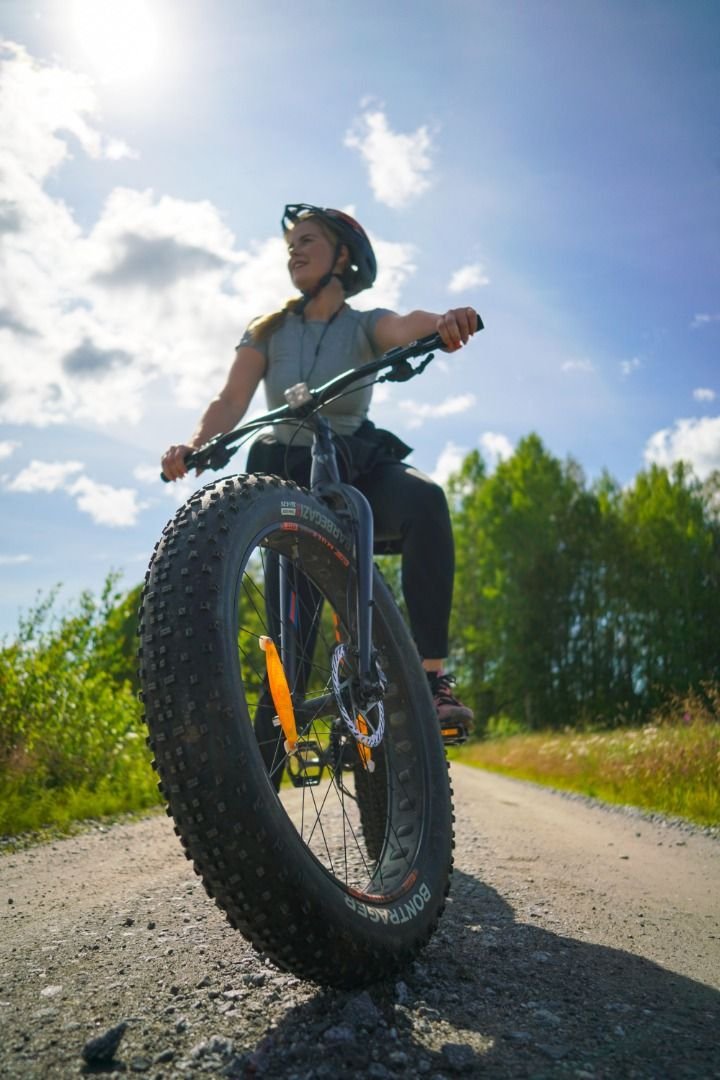 woman_fatbike_summer_sunshine